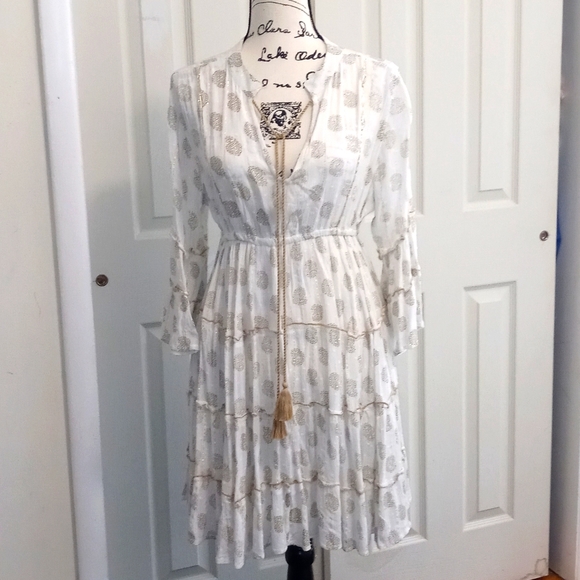 Zuri Dresses & Skirts - Feminine mini dress with gold threading